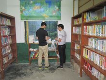 志愿者为图书贴条形码盖章