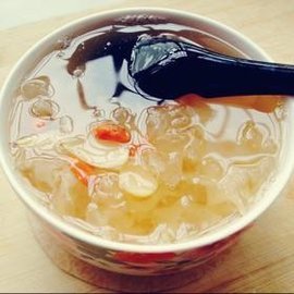 冰糖百合银耳雪梨汤