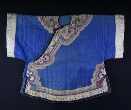 清苗族圆领右袵广袖浅兰花绸绣花女棉衣