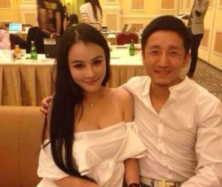 [漂亮老婆出轨故事]老公打老婆屁股故事_老婆