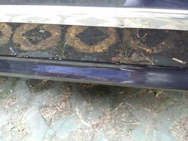 汽车划痕 修复 车底刮痕 白色的像膜一样 搓掉后