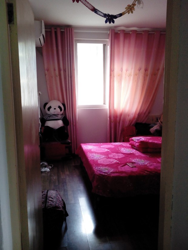 一张双人床一台电脑一个衣柜两个密码箱,怎么