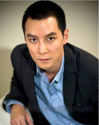 请问一下,我的身高180左右,男生,偏瘦,什么发型