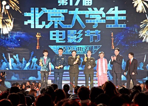 金鸡奖,百花奖和东京,柏林,西班牙等国际电影节获得各种奖项.图片