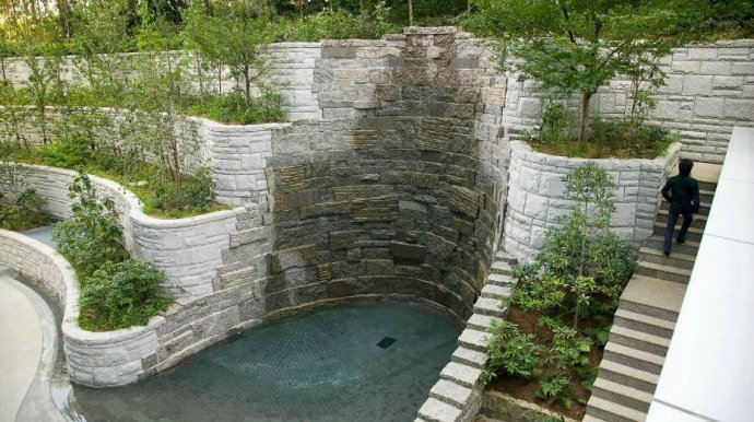 1)都市環境類景觀 作品:琦玉都心櫸樹廣場(屋頂花園的都市廣場) 作品:基町Credo(立體回游的庭) 2)交通設施類景觀 作品:JR吹田站前廣場(站前雕塑廣場) 3)居住環境類景觀 作品:HAT神戶震災復興住宅(與綠色一起成長的家園) 作品:登美之丘總體規劃(花園中的街區) 作品:白雨館(再現自然的住宅與庭) 4)公園類景觀 作品:水邊的藝術之廊(河濱公園場) 5)其他類景觀 作品:NTT武藏野研究開發中心(日本美的現代表現) 作品:水的露天劇場(夕陽下美麗的露天劇場)