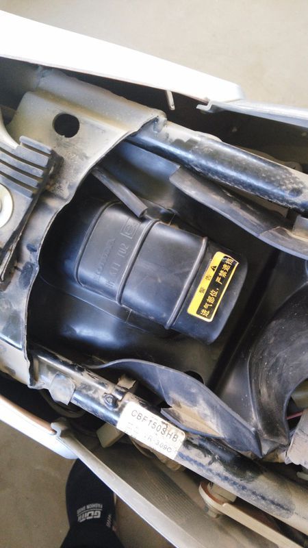 摩托车空滤上面的那根橡胶管是做什么的啊_3