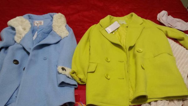 韩版长款的柠黄色和蓝色外套里面搭配什么样的
