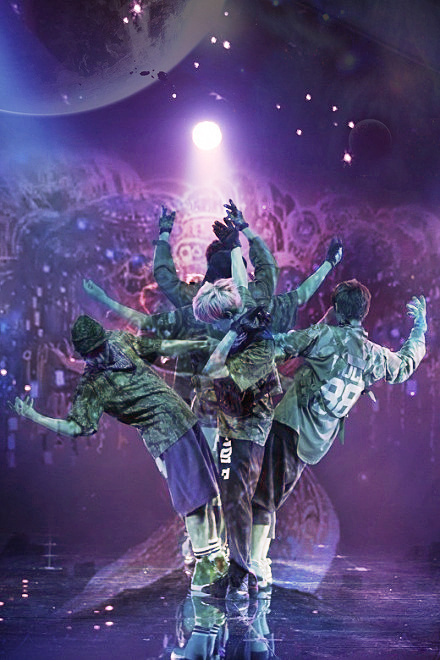 求exo狼与美女 他们摆成生命之树的照片