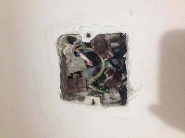 墙上的插座盒怎么接线,如图,红色蓝色绿色这哪