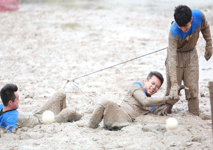 【第六期全集】奔跑团泥潭混战抢鸭子 20141114