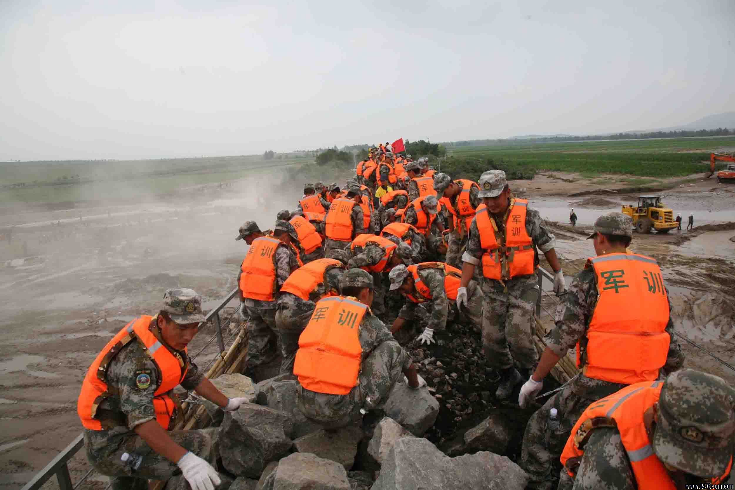 有你心安！一组海报记录人民子弟兵奋战在抗洪一线的身影 - 中华人民共和国国防部
