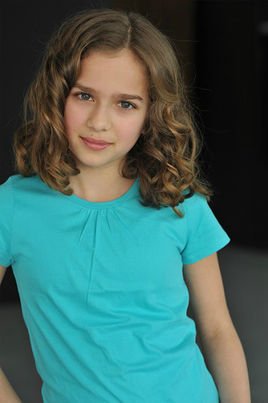 《孤儿怨》,饰演失聪的小女儿max从而正式进入娱乐圈