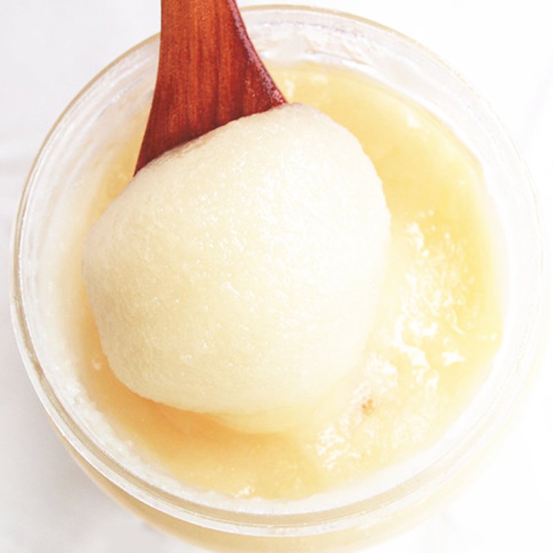 白蜜就是采用传统老式方法饲养,用木做成格子挂放在