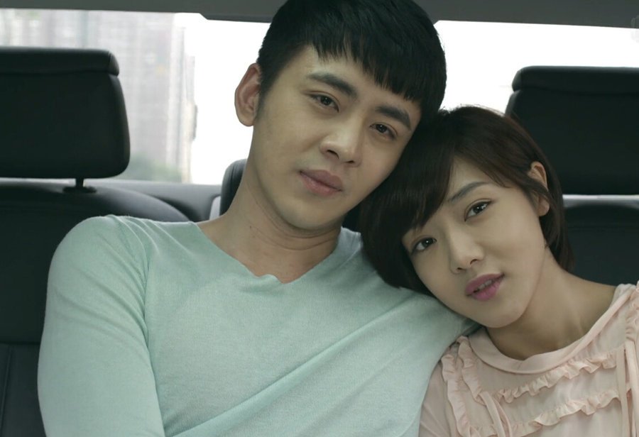 剧情简介 两个面容相似的女孩子,一前一后走进英皓冬生命.