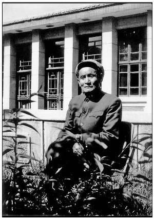 男,汉族,清光绪三十二年(公元1906年)生于赤峰县建昌营长胜沟村,后迁